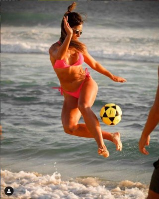 Así es la infartante brasileña que retó a Neymar y le ganó en tenis-fútbol