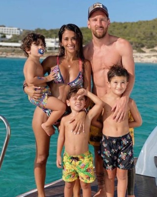Antonela Rocuzzo presume de su cuerpazo en las vacaciones de lujo junto a Messi en Ibiza
