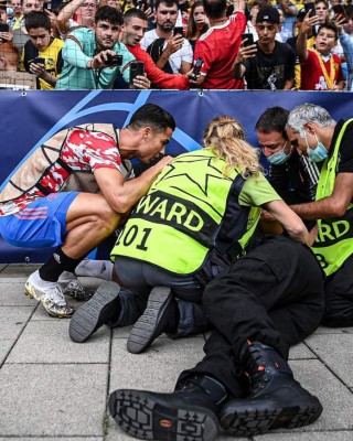 Cristiano Ronaldo se baja de un pelotazo a una miembro de seguridad; la reacción del portugués se hace viral