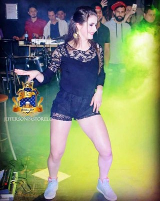 Exmundialista Brasileño a punto de ser expulsado por coquetearle a sexy árbitra