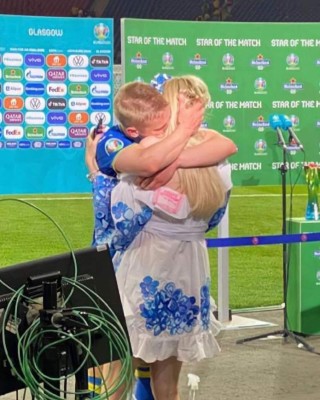 ¡Lo volvió a hacer! Zinchenko llenó de amor a su novia en plena entrevista de la Eurocopa; la reacción de la periodista