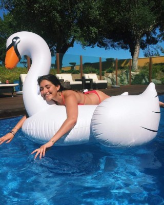 Hija de Mourinho deslumbra con su novio y se divierte a lo grande