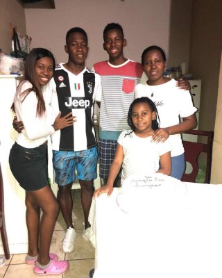 Alex Güity y Ricky Barrios se unen para sostener a su madre y hermanos en esta crisis