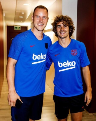 Las pruebas médicas, el mate con Dembélé y el emotivo abrazo de Rakitic, así recibieron a Griezmann en Barcelona