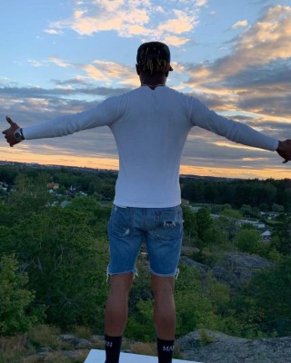 ¡Lo disfruta a pesar de no jugar! Así es la vida del hondureño Kevin Álvarez en Suecia