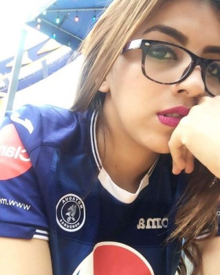 FOTOS: La aficionada más sexy del Motagua que enamora en el Nacional