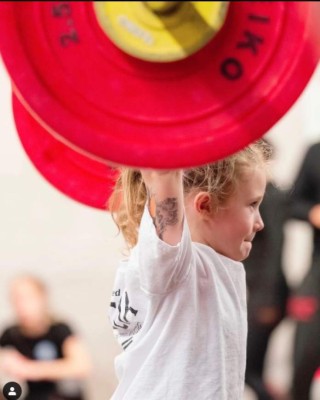 Así es la niña de siete años que se convirtió en la más fuerte del mundo al levantar 80 kg