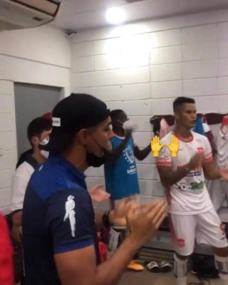 NO SE VIO EN TV: Pedro Troglio firma camisa, visita de seleccionados y el llenazo en el Morazán