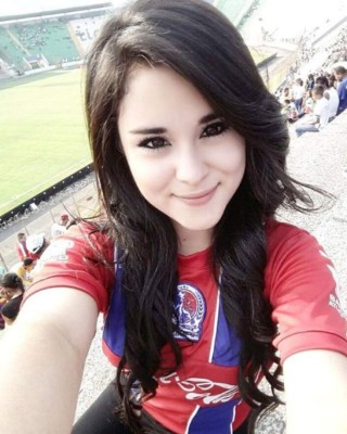 Las mejores 15 fotos de 'Campanita' en Instagram, la fiel aficionada del Olimpia