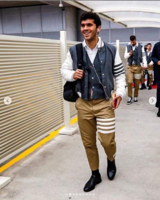 ¿Bomberos? La 'extraña' vestimenta de los jugadores del Barcelona en su llegada a Madrid