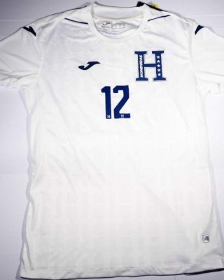 Las camisas de lujo que han donado los legionarios para ayudar a jugadores de la Liga de Ascenso