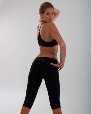 Así es Alina Moine, la periodista que se levantó el vestido en pleno programa