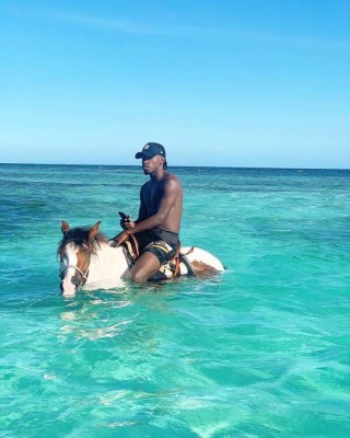 ¿Romance a la vista? Alberth Elis y la despampanante mexicana con la que vacaciona en Roatán