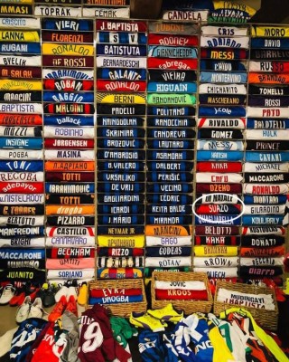 Camiseta de David Suazo figura en impresionante colección de DT Luciano Spalletti