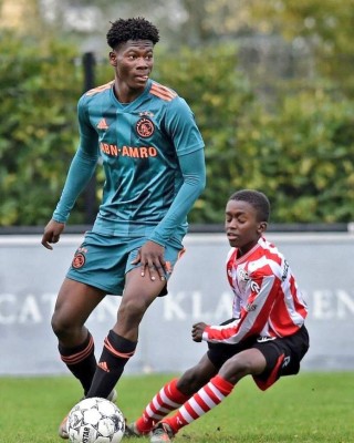 El increíble físico de David Easmon, la joya del Ajax de 14 años que mide 1.90 metros