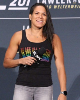 Amanda Nunes, posa de forma intima en Instagram con sus cinturones de campeona de la UFC