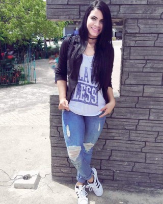 La guapa olanchana Kelin Acosta, una enamorada de Olimpia y la Bicolor