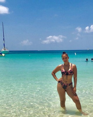 ¡Belleza nacional y extranjera! Playas de Tela y Roatán se inundan de chicas lindas