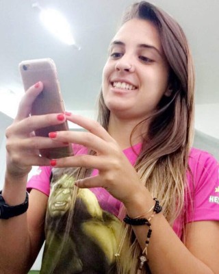 Djenifer Becker, la futbolista perfecta, es una muñeca y brillante en la cancha