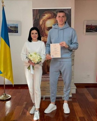 Futbolista del Real Madrid estalla las redes tras casarse con sexi influencer... ¡y en ropa deportiva!