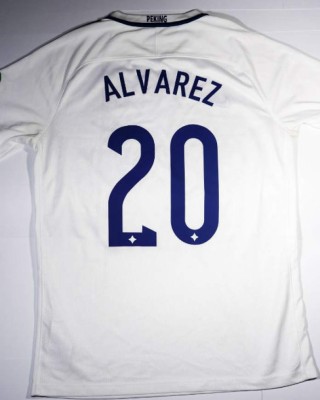 Las camisas de lujo que han donado los legionarios para ayudar a jugadores de la Liga de Ascenso