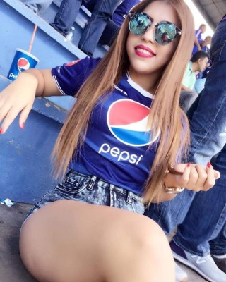 FOTOS: La aficionada más sexy del Motagua que enamora en el Nacional