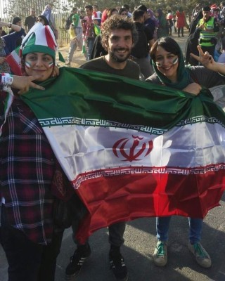 Euforia total: Por primera vez, mujeres asisten a un partido oficial de futbol en Irán