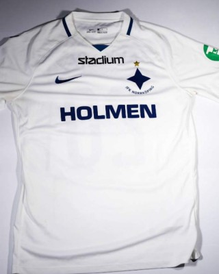 Las camisas de lujo que han donado los legionarios para ayudar a jugadores de la Liga de Ascenso