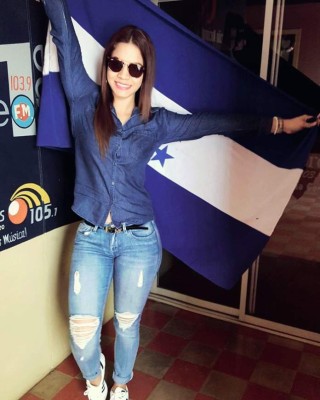 La guapa olanchana Kelin Acosta, una enamorada de Olimpia y la Bicolor