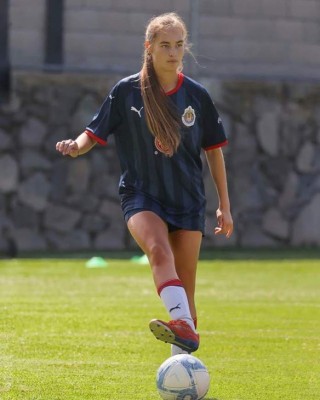 Ale Bellon, la hermosa francesa que juega con las Chivas de la Liga MX Femenil