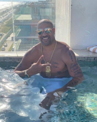 Así es la nueva vida de Adriano: vende su mansión por una millonada y se muda a un hotel; solo se llevó sus trofeos