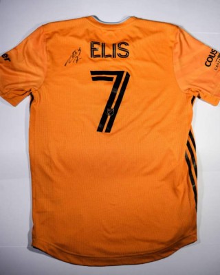 Las camisas de lujo que han donado los legionarios para ayudar a jugadores de la Liga de Ascenso