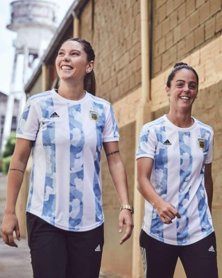 'Parece chaleco de perros': Tildan de horrible la polémica nueva camisa de Messi y Argentina para 2021&nbsp;&nbsp;