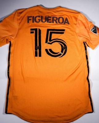 Las camisas de lujo que han donado los legionarios para ayudar a jugadores de la Liga de Ascenso