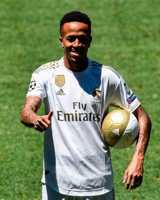 El gesto familiar, el beso al escudo del Real Madrid y la admiración de Militao en su presentación