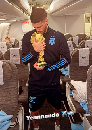 Lo que se vive dentro del avión: así viajan los jugadores de Argentina de vuelta a su país con la Copa del Mundo tras vencer a Francia