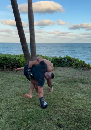 ¡De locos! Así entrena el guardaespaldas de Messi mientras lo espera en Miami y practica fútbol con una estrella