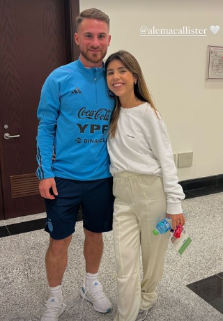 Besos y mucho amor tras sufrida clasificación: jugadores de la selección argentina recibieron a sus esposas en la concentración