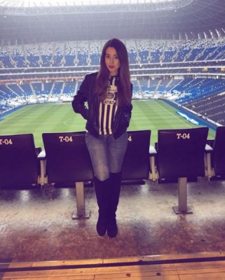 Presentadora mexicana vacaciona en las playas de Roatán, Honduras