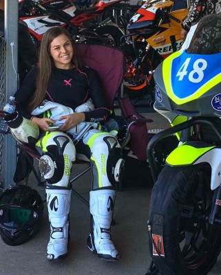 Sharni, la hermosa piloto que se retiró del motociclismo por culpa del machismo en las carreras