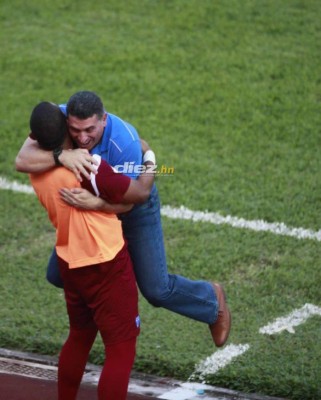 El paso de Luis Fernando Suárez por Honduras: El taxi, el abrazo con Juan Carlos García y Arnold Peralta y la foto con Rambo