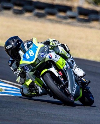 Sharni, la hermosa piloto que se retiró del motociclismo por culpa del machismo en las carreras