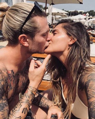 Fotos: Karius planta al Liverpool y se marcha a Grecia con su espectacular novia