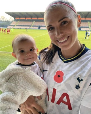 Deslumbró en la cancha y foto con su hija: Así fue el debut de Alex Morgan con el Tottenham
