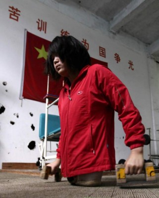REPORTAJE: La increíble historia de una niña china, sin piernas y campeona de natación