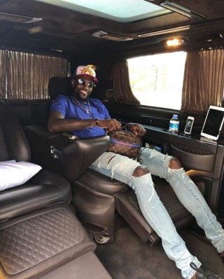Hasta duerme con ellos: La increíble flota de autos de Emmanuel Adebayor