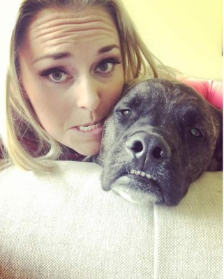 Fotos: Los descuidos de esta bellísima esquiadora por culpa de sus perros