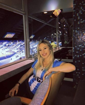 ¡De no creer! En plena celebración de Racing, hija del presidente baja, besa a jugador y oficializa noviazgo