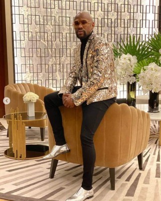 Muchos billetes, bailarinas y cantantes famosos: Así celebró Mayweather su cumpleaños 43