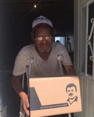 La hija del 'Chapo' Guzmán regala víveres y mascarillas con la imagen de su padre